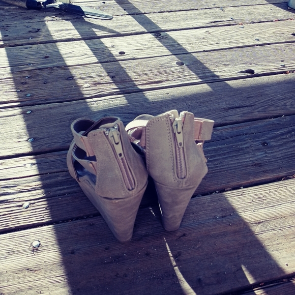 Taupe Chinese Laundry Wedges - Picture 3 of 3